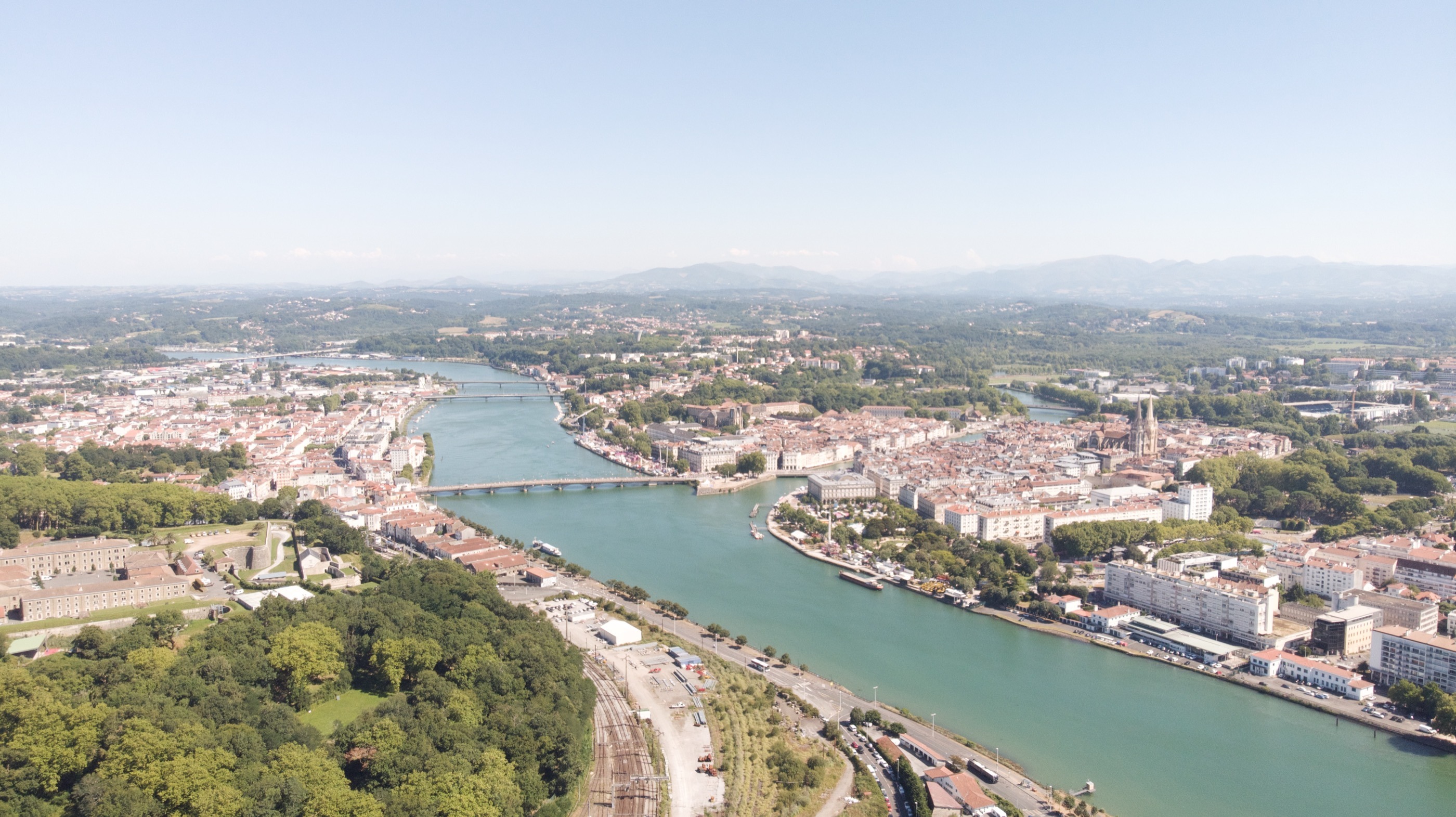 Vue drone de Bayonne, de l'Adour et des Pyrénées