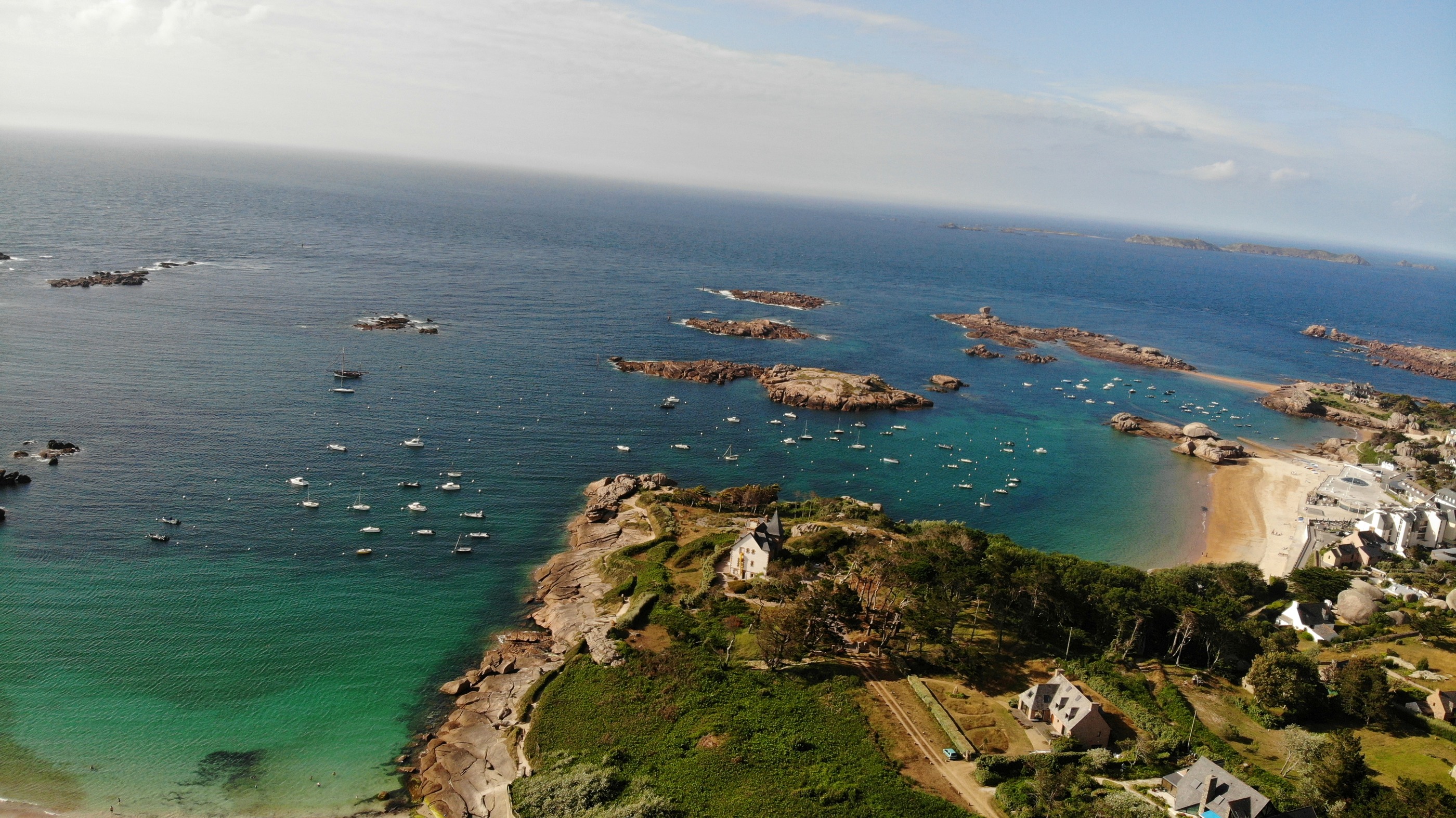Vue drone de Trégastel et de la côte de granit rose